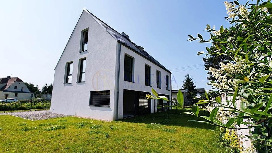 Funkcjonalny dom z 6 pokojami, w tym dodatkowy pokój na parterze