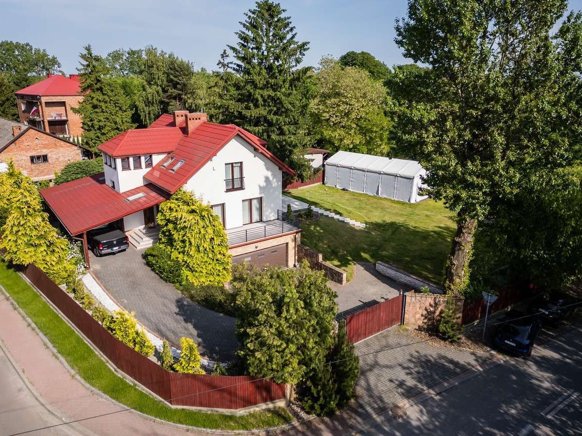 Przestronny dom z garażem, piwnicą i dużą działką - 0% prowizji