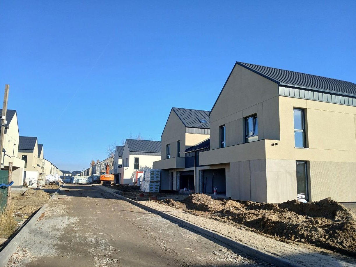 Dom z 2 garażami i dużym ogrodem