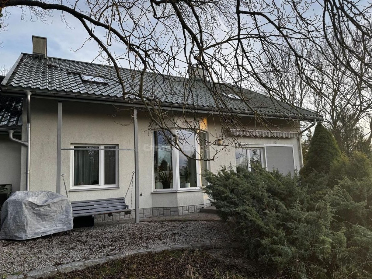 Urokliwa Dom na pięknej działce z basenem.