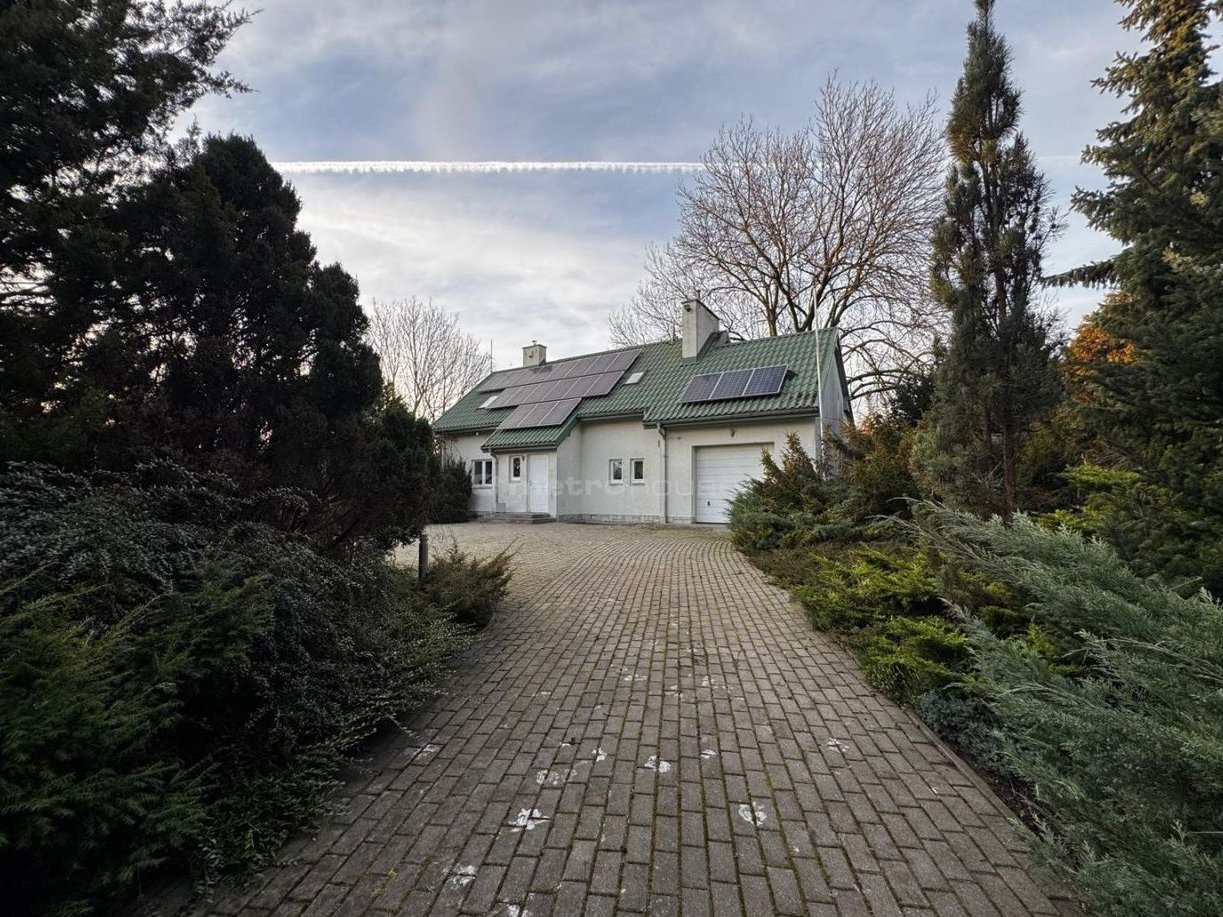 Urokliwa Dom na pięknej działce z basenem.