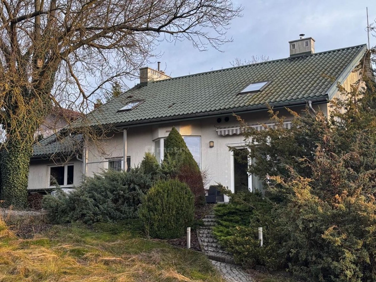 Urokliwa Dom na pięknej działce z basenem.