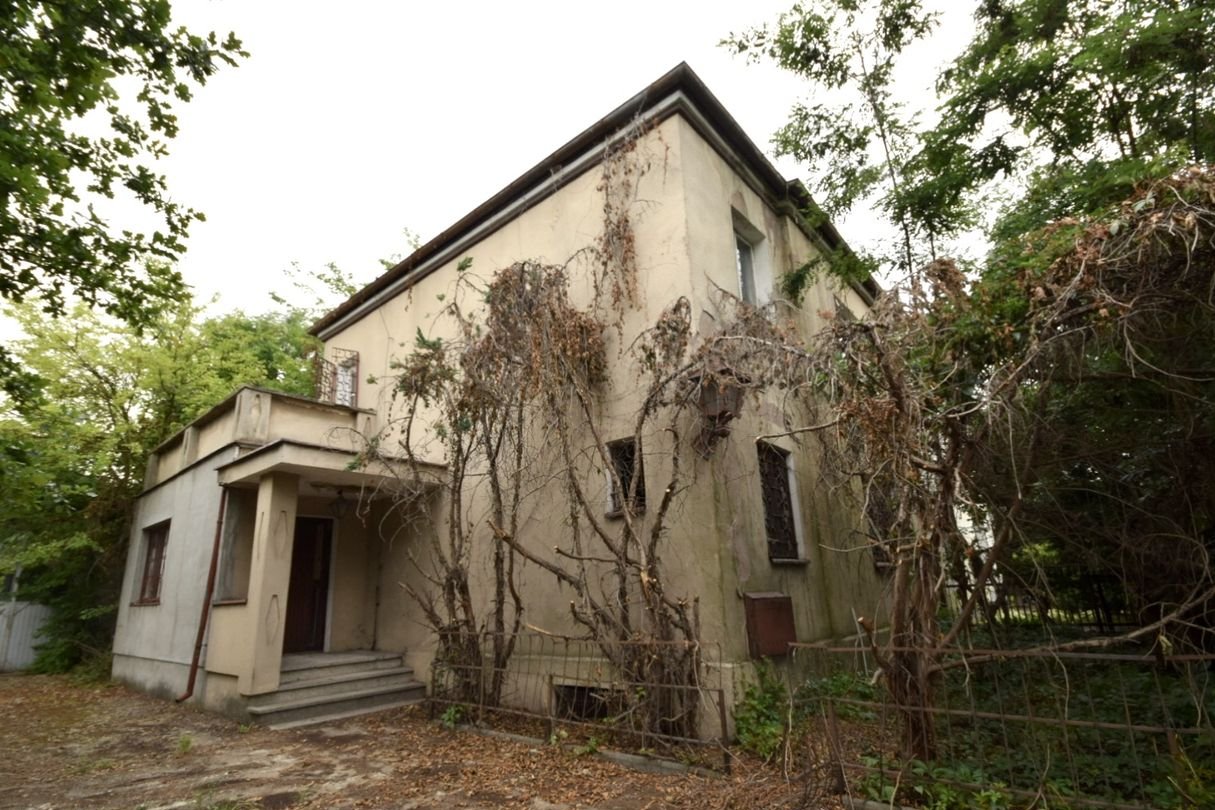 Bliźniak na działce 1128 m2 z budynkiem magazynowym.