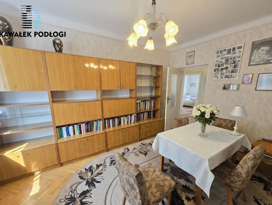 Trzy duże pokoje (68m2) do remontu z parkingiem