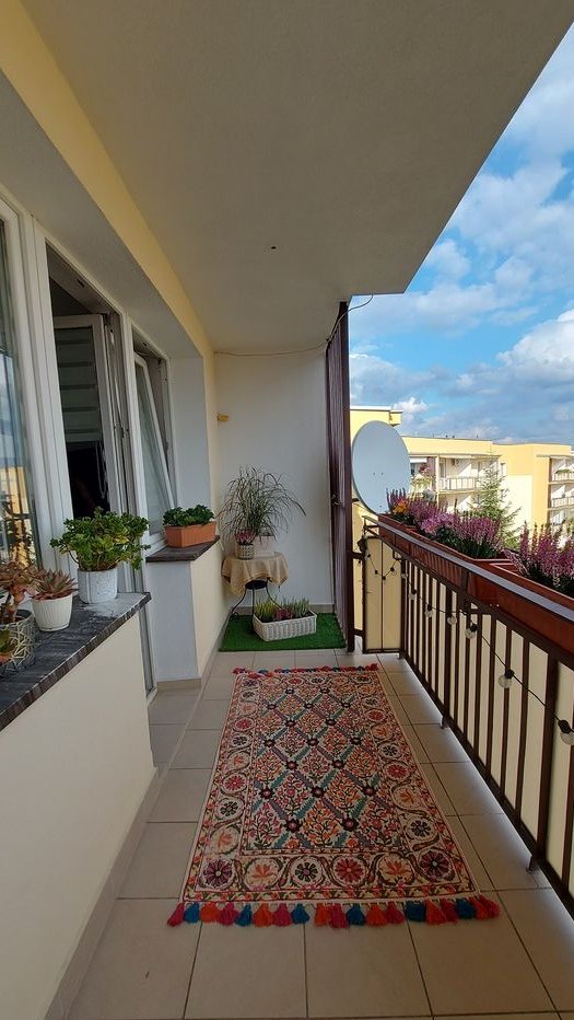 Słoneczne z miejscem postojowym i dużą piwnicą.