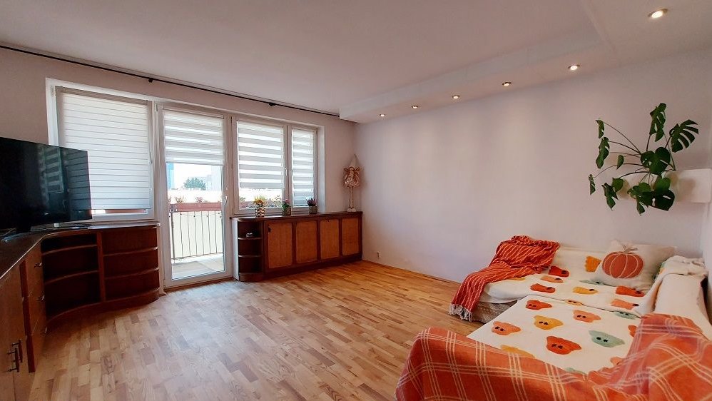 Słoneczne z miejscem postojowym i dużą piwnicą.