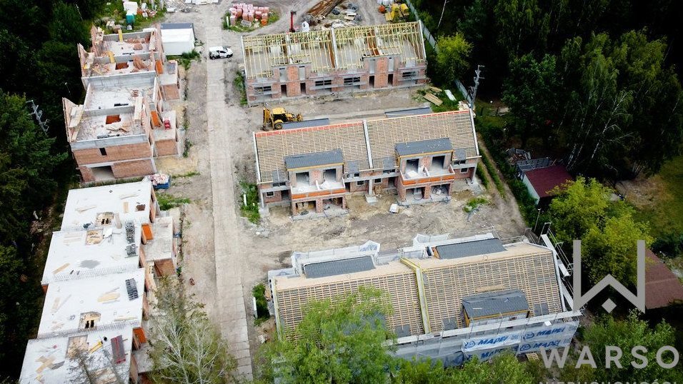 Garaż, poddasze, 4 pokoje, 3 łazienki.