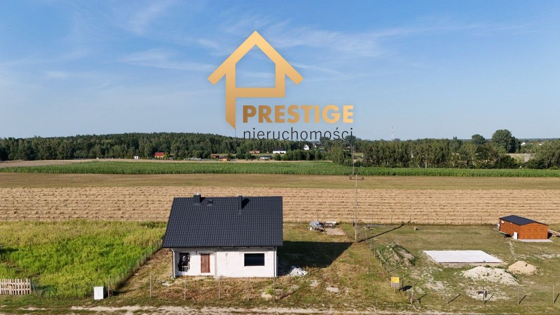 Dom w stanie surowym otwartym blisko jeziora.