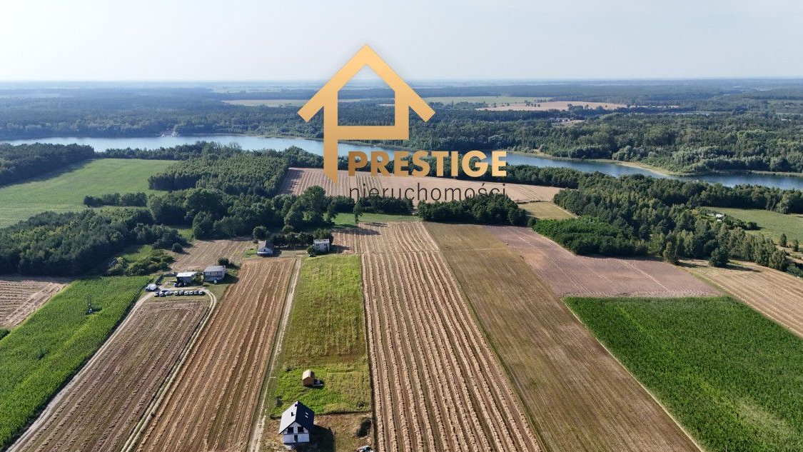 Dom w stanie surowym otwartym blisko jeziora.