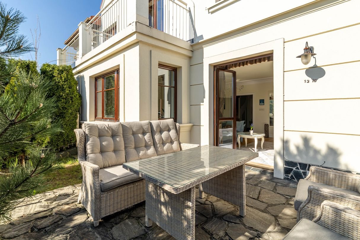 Elegancki, słoneczny dom z pięknym ogrodem