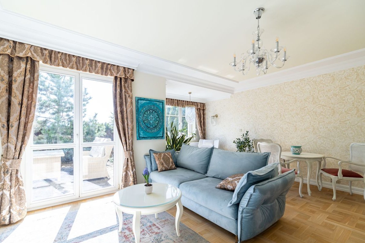 Elegancki, słoneczny dom z pięknym ogrodem