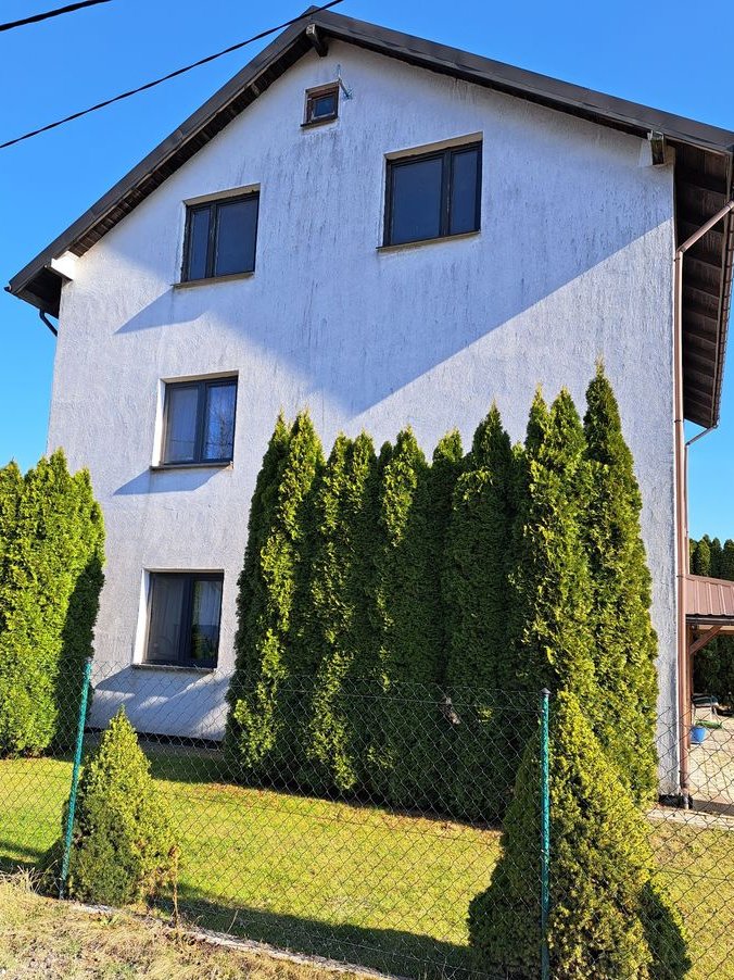 Przestronny dom 300m² z 7 pokojami w zieleni