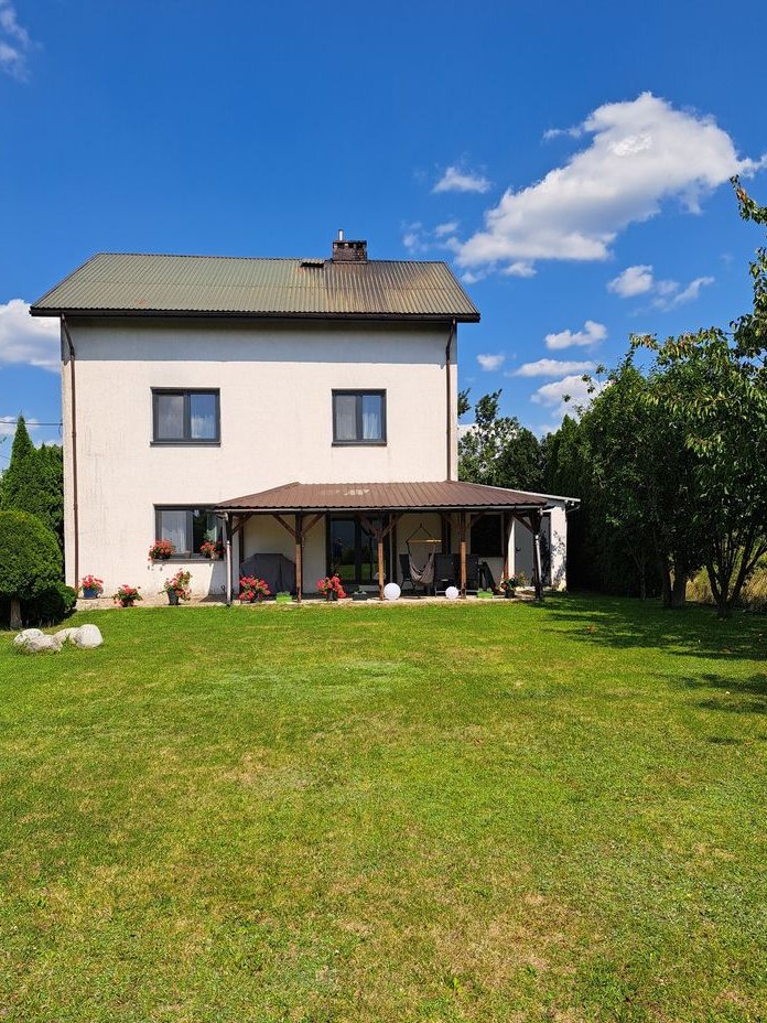 Przestronny dom 300m² z 7 pokojami w zieleni