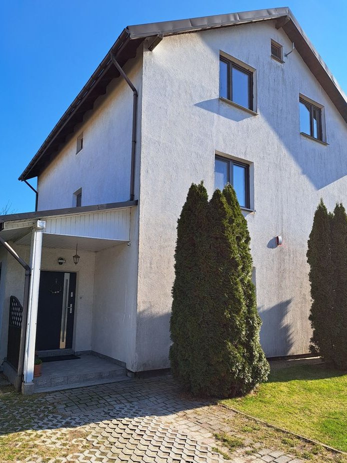 Przestronny dom 300m² z 7 pokojami w zieleni