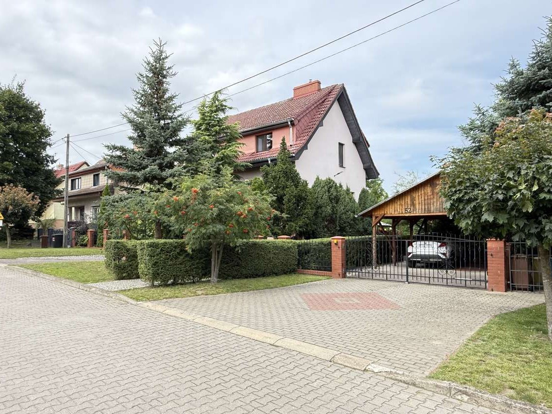 Ładny zadbany dom, z garażem, wiatą na 2 sam. ogród, sauna.