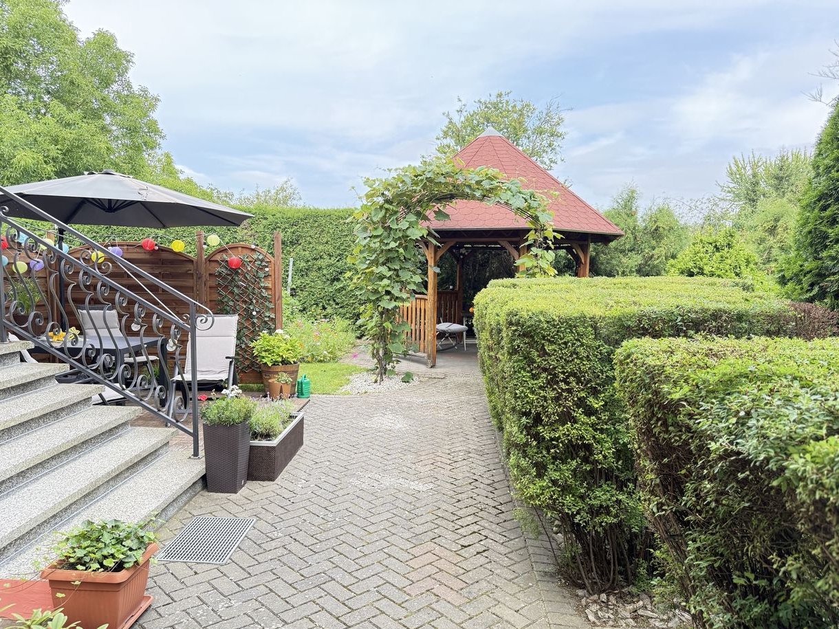 Ładny zadbany dom, z garażem, wiatą na 2 sam. ogród, sauna.