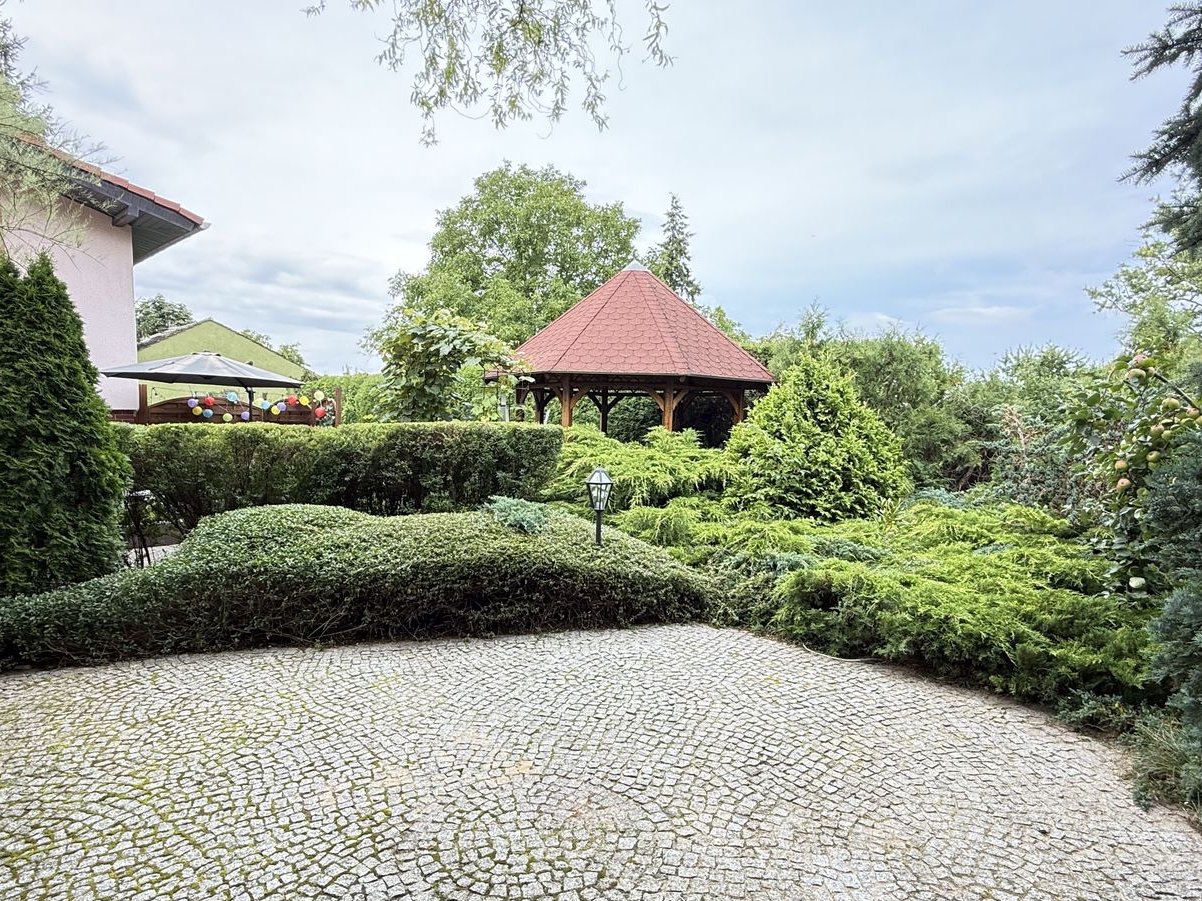 Ładny zadbany dom, z garażem, wiatą na 2 sam. ogród, sauna.