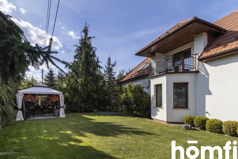 Wolnostojący dom z przestrzenią i wygodą