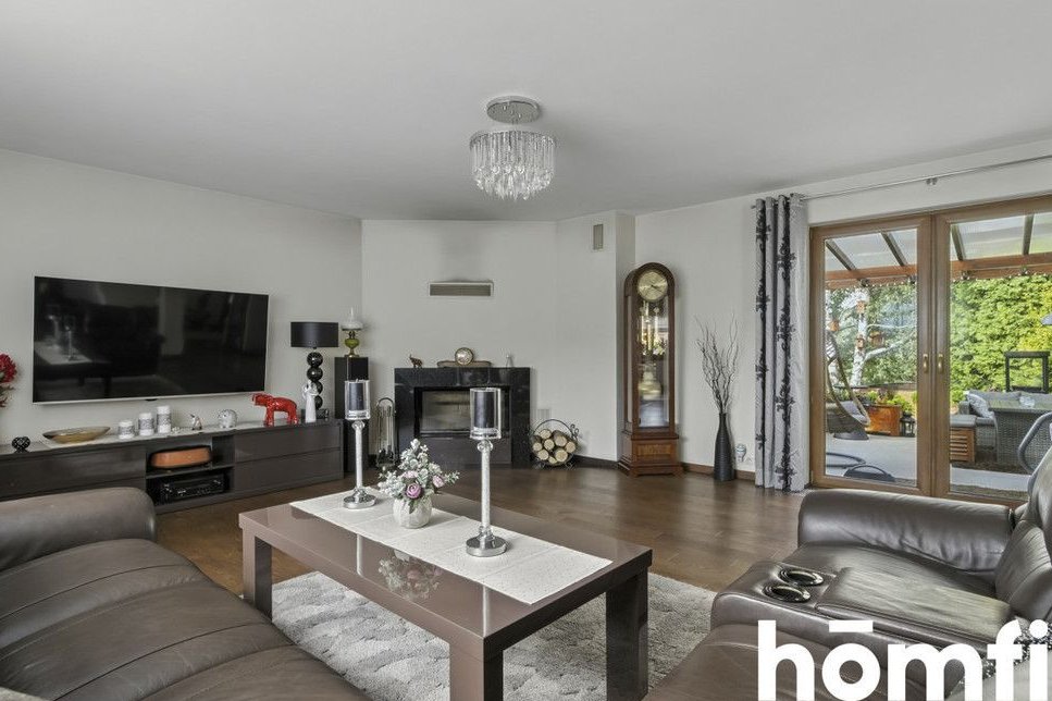 Wolnostojący dom z przestrzenią i wygodą