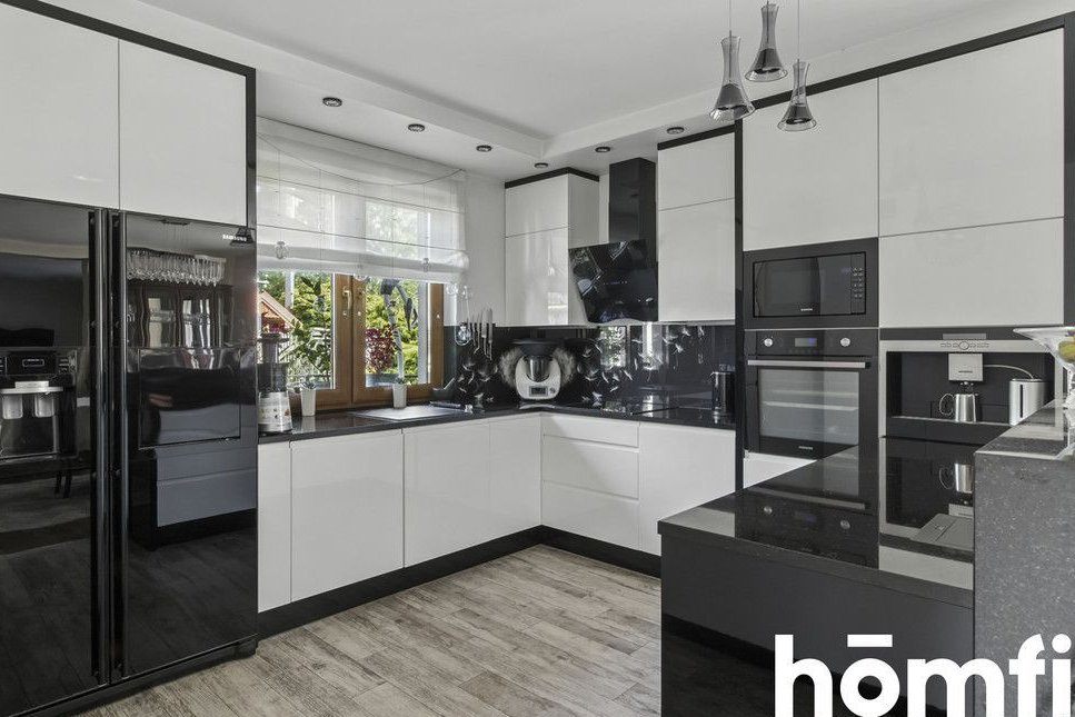 Wolnostojący dom z przestrzenią i wygodą