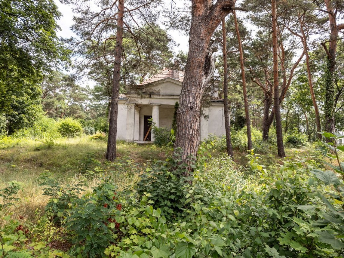 Piękna działka z willą | Widoczna lokalizacja