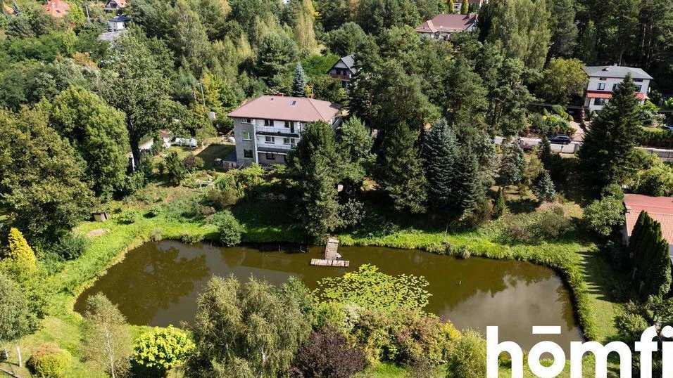 Duży dom z prywatnym stawem w Radomiu