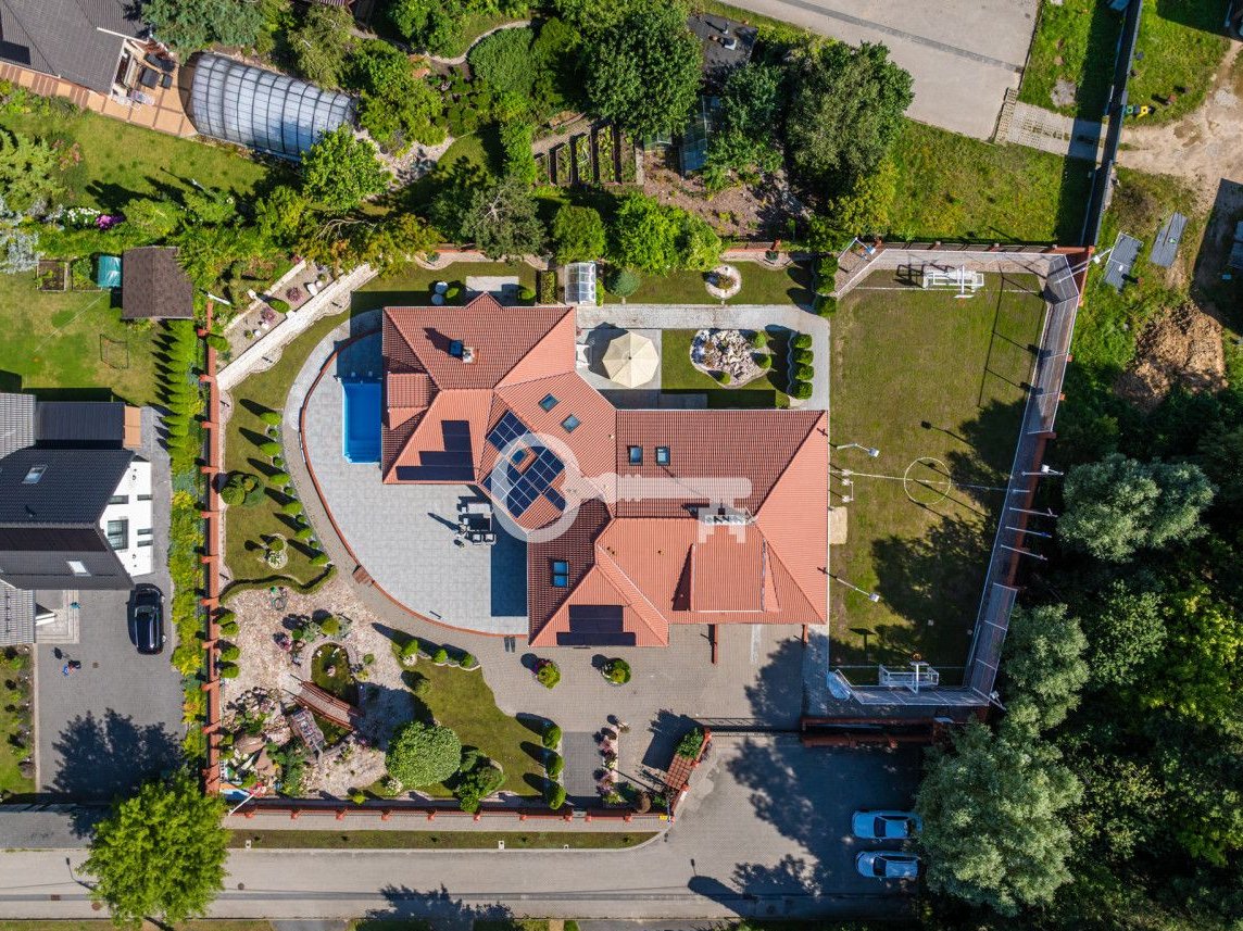 Przestronna rezydencja z pięknym ogrodem i basenem