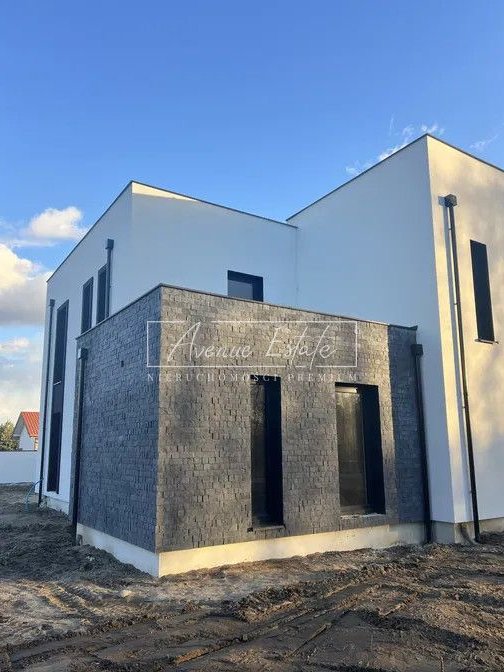 Modernistyczny / Ogromne Przeszklenia / Nowy