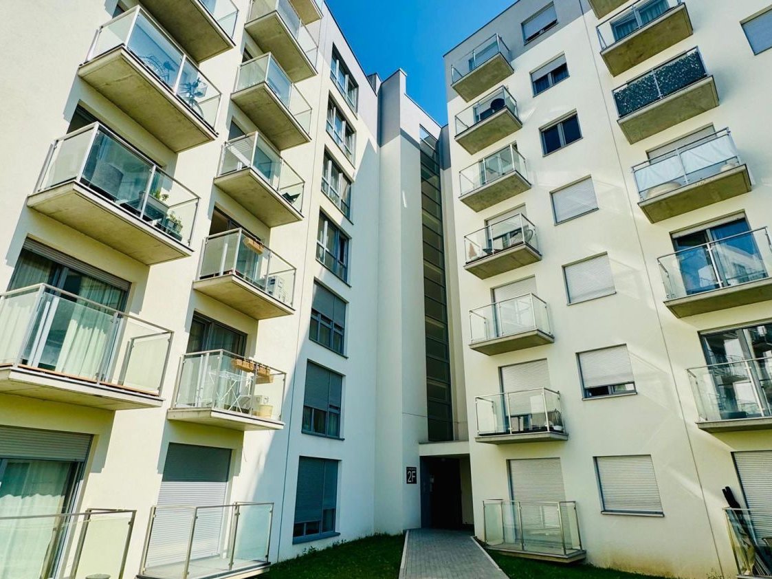 3 mieszkania 2pok. + 3 m. w hali g.