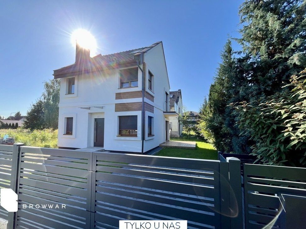 Dom bliźniaczy oddzielony budynkiem gospodarczym