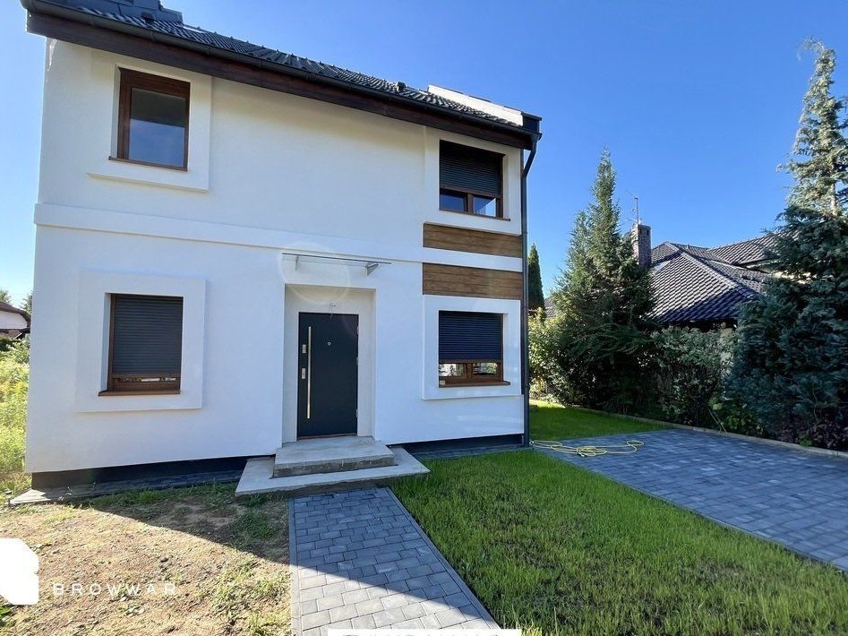 Dom bliźniaczy oddzielony budynkiem gospodarczym