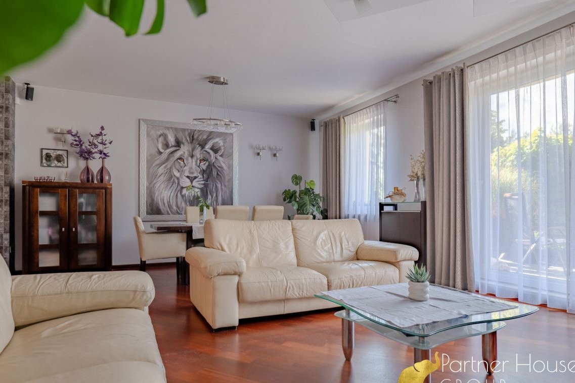 Komfortowy dom rodzinny z tarasem i ogrodem