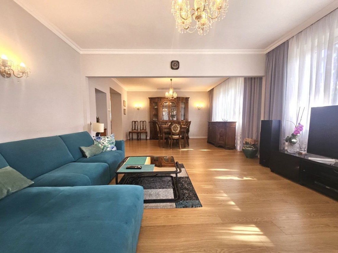 z tarasem garaż i wiata na 5 samochodów