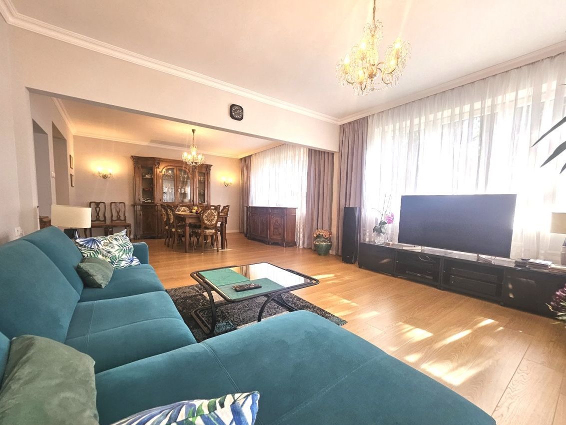 z tarasem garaż i wiata na 5 samochodów