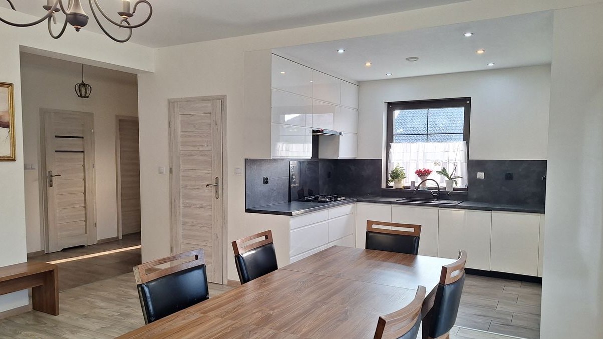 Nowoczesny dom z garażem i dużą działką