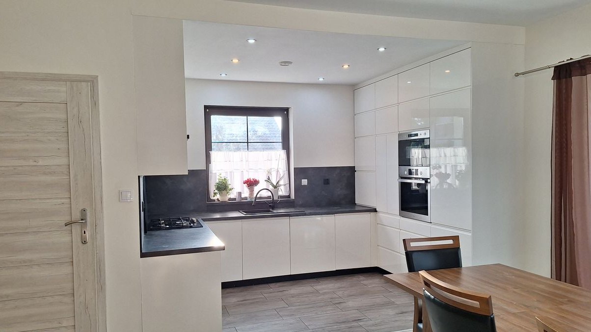 Nowoczesny dom z garażem i dużą działką