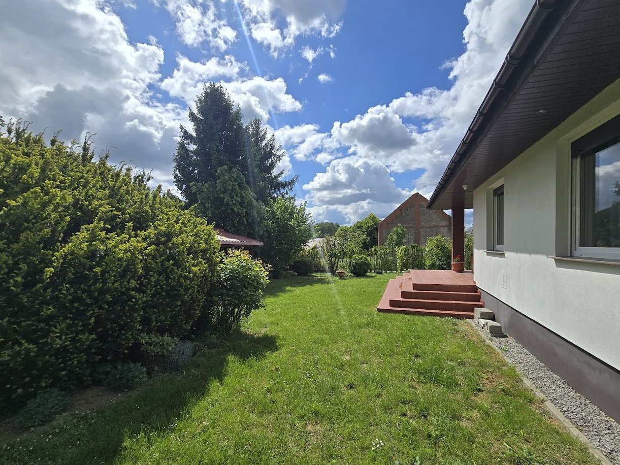 Urokliwy dom z ogrodem i garażem, oaza spokoju