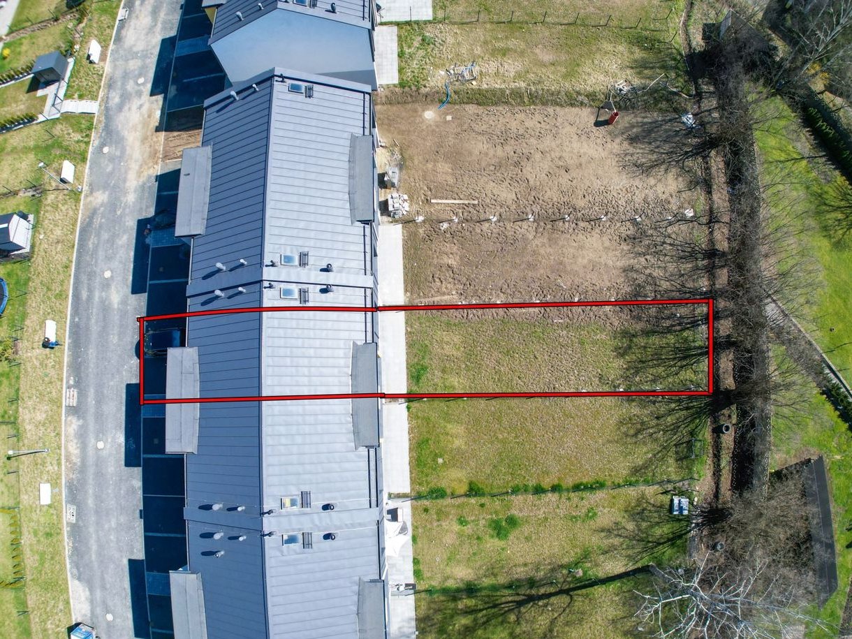 DOM W ZABUDOWIE SZEREGOWEJ JEŻÓW