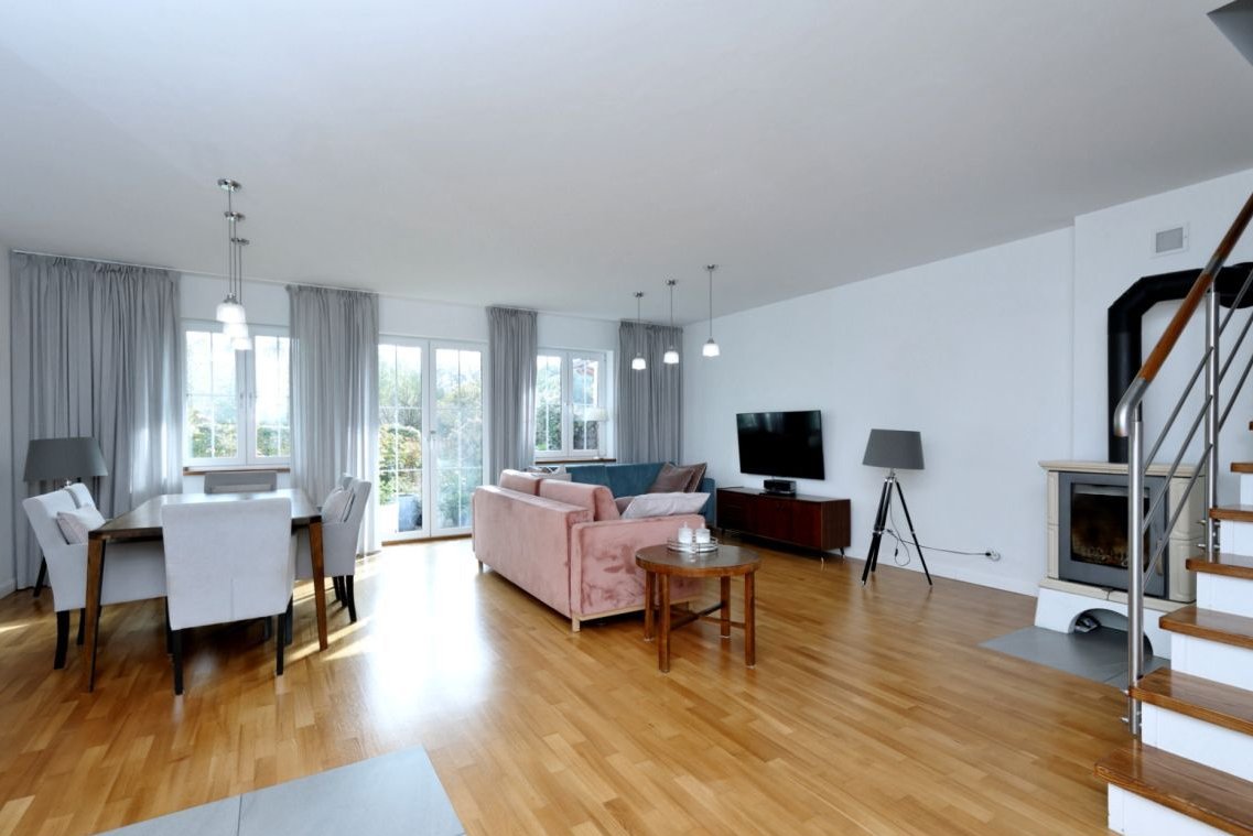 Segment skrajny z pięknie zagospodarowanym ogrodem