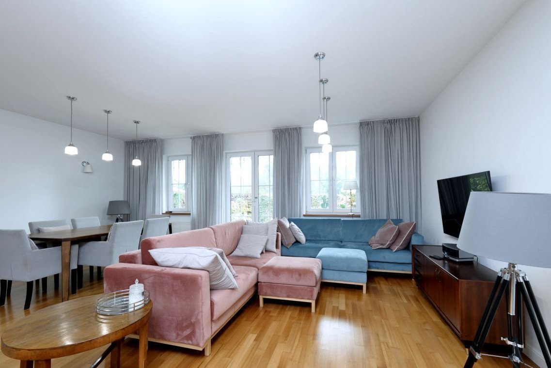 Segment skrajny z pięknie zagospodarowanym ogrodem