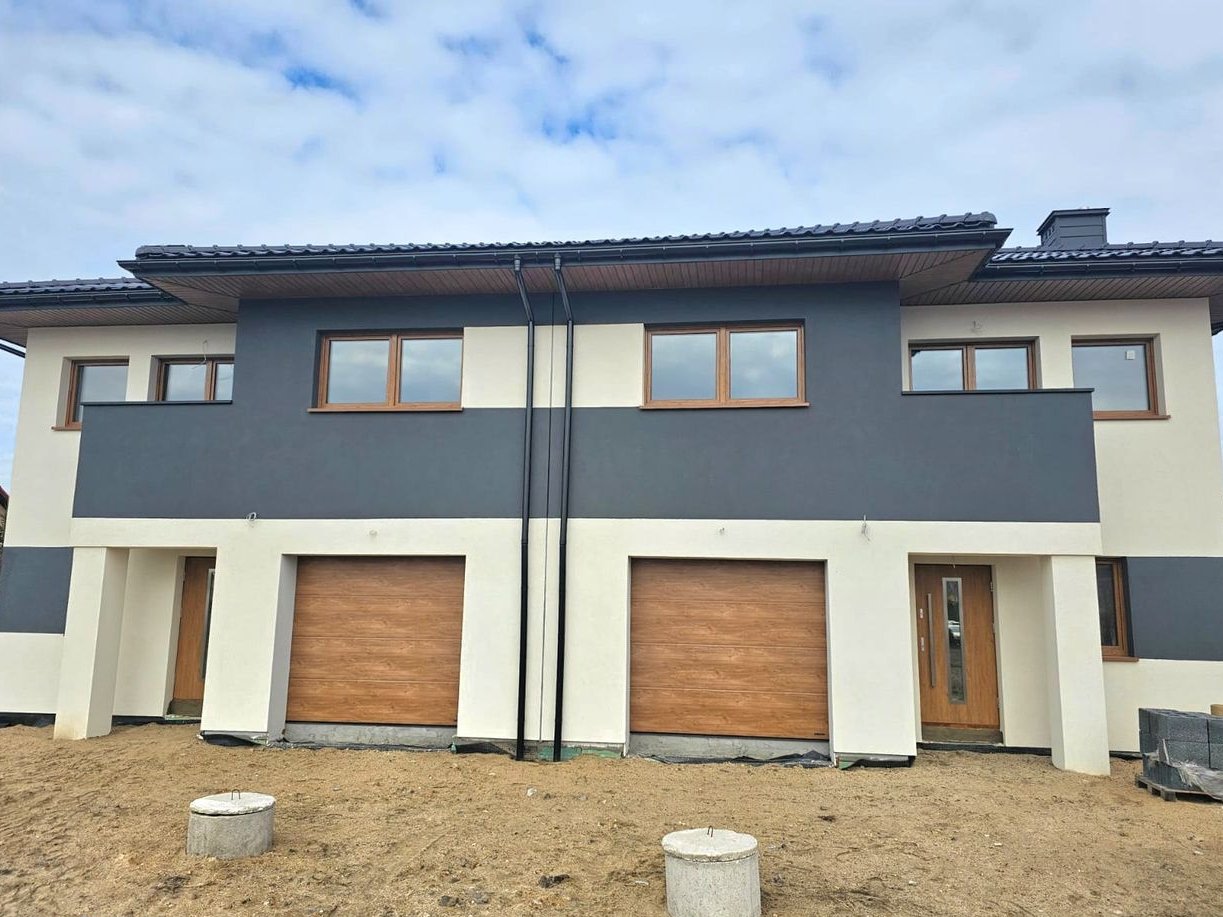 Nowoczesny Bliźniak w Raszynie - Komfort, Styl i Świetna Lokalizacja.