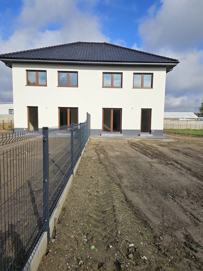 Dom w zabudowie bliźniaczej z dużą działką. Brak PCC