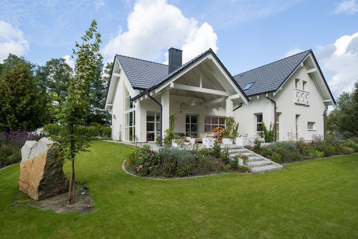 Piękna rezydencja przy lesie w stylu Vastu w standardzie premium