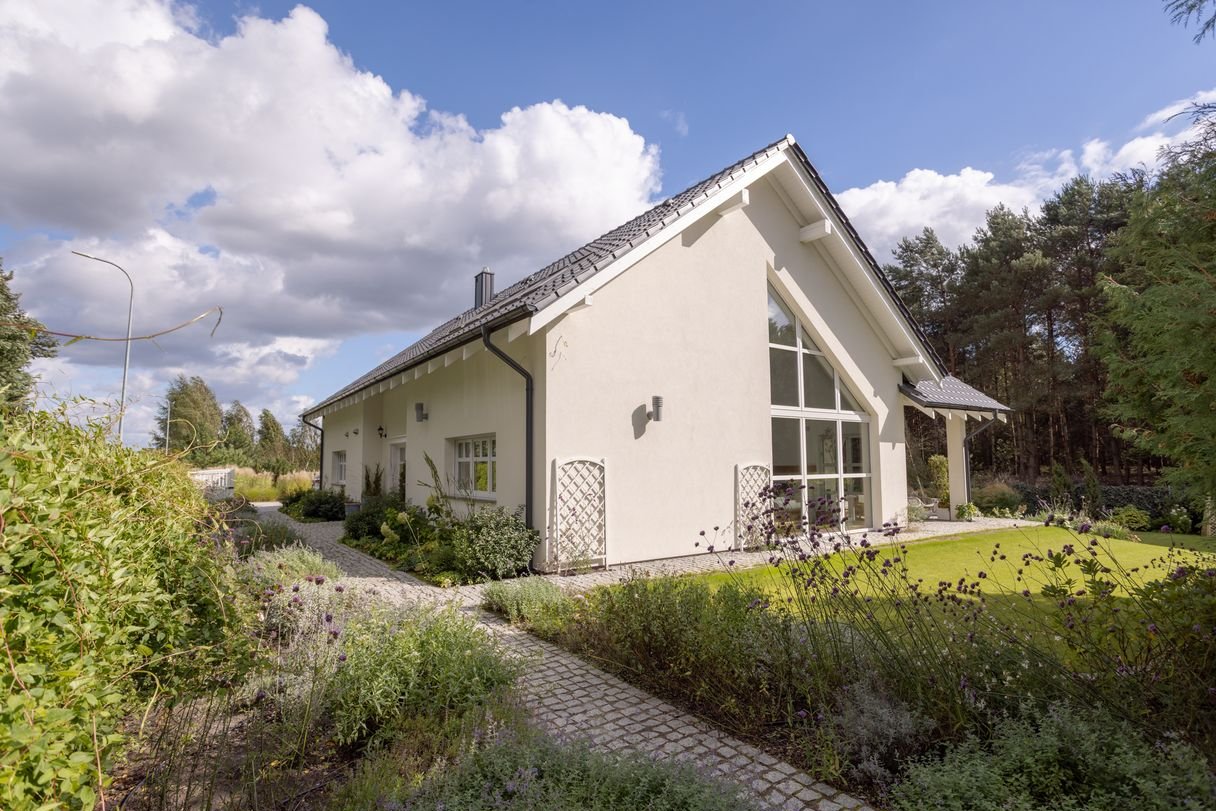 Piękna rezydencja przy lesie w stylu Vastu w standardzie premium