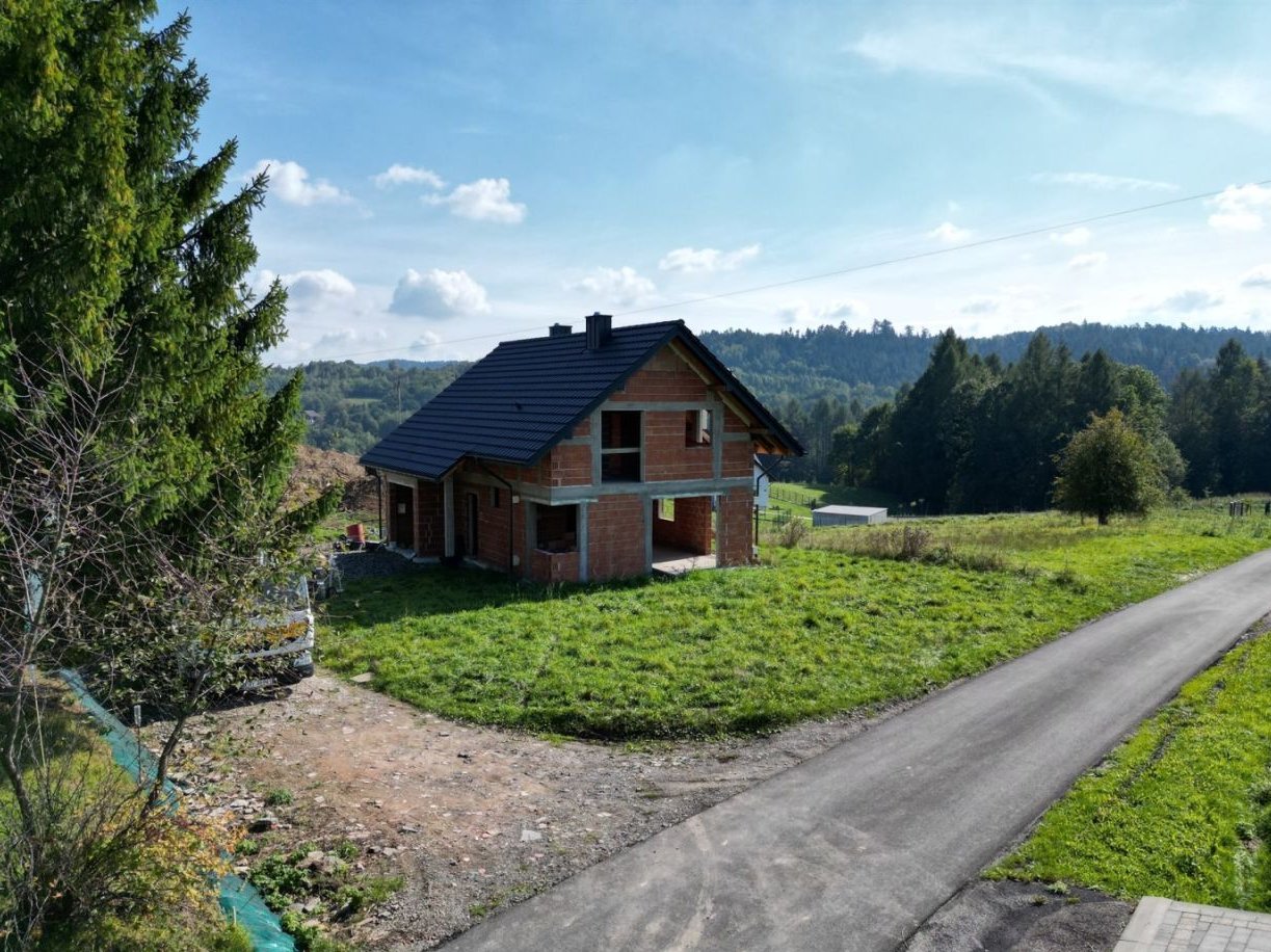 Dom w Żurawkach 7 - stan surowy otwarty.