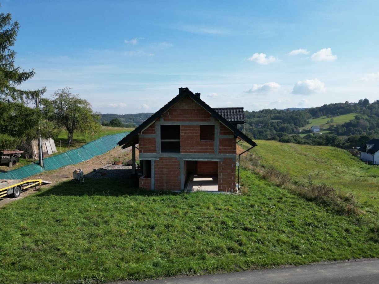 Dom w Żurawkach 7 - stan surowy otwarty.