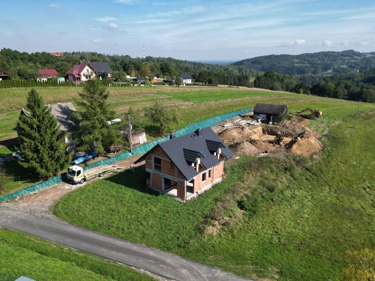 Dom w Żurawkach 7 - stan surowy otwarty.