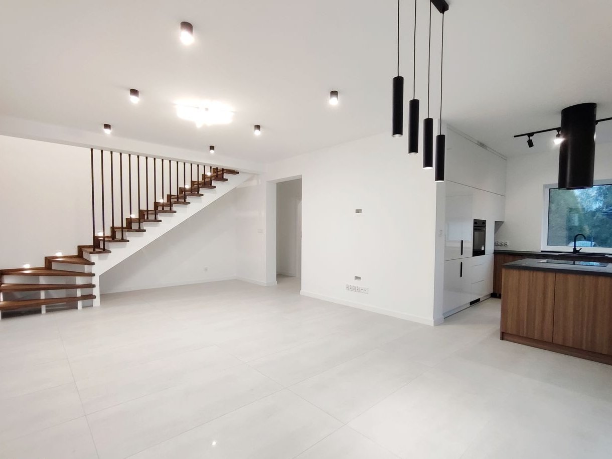 Dom wolnostojący z garażem , ogródkiem, pod lasem, do zamieszkania !!