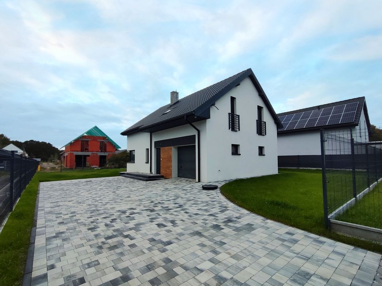 Dom wolnostojący z garażem , ogródkiem, pod lasem, do zamieszkania !!