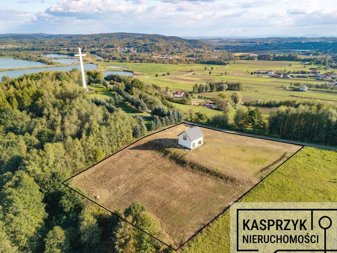 Duża działka z domem niskoenergetycznym.